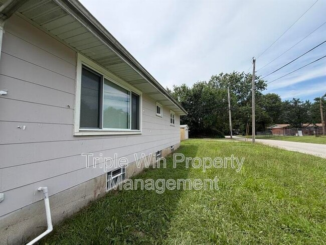 Building Photo - 9739 Balboa Dr