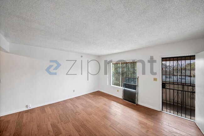 Foto del edificio - 2458 Normandie Ave