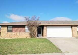 Building Photo - 2704 NW Friar Tuck Ln