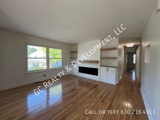 Building Photo - ***ELK GROVE VILLAGE / FULLY UPDATED / 3 B...