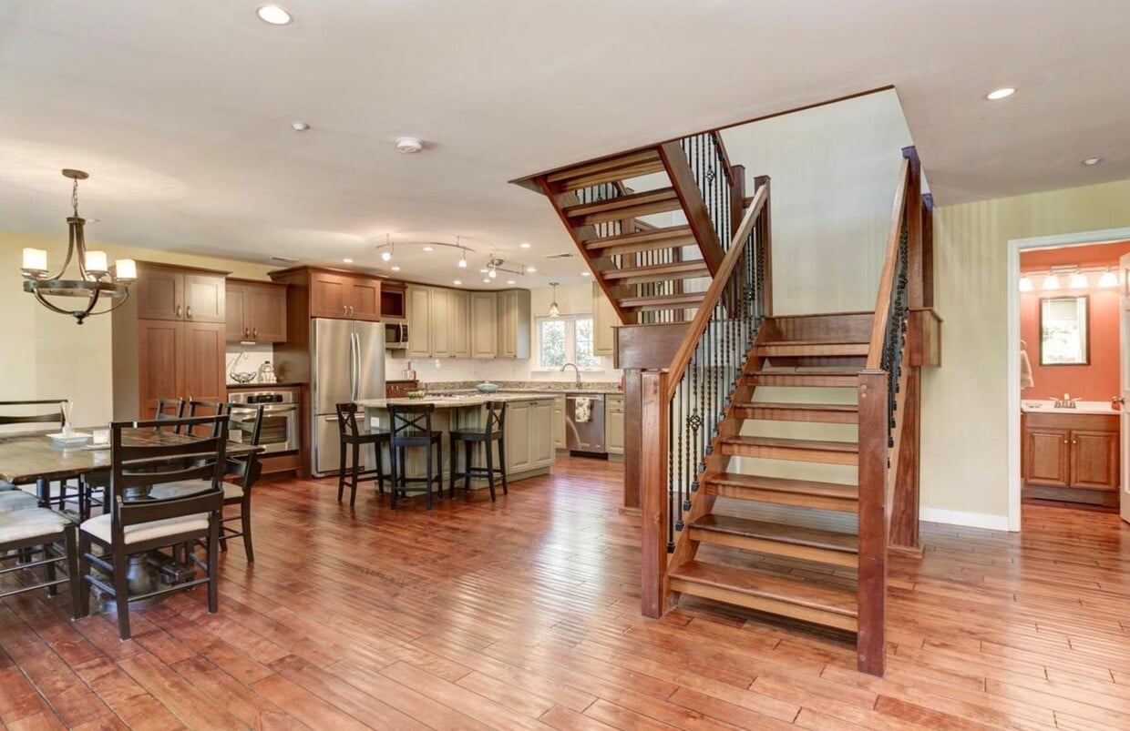 Building Photo - Rockin' in Rockville Custom 3 BED+3Ba CUST...