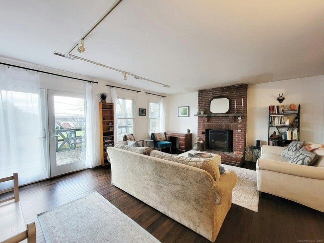 Foto del edificio - 4 Candlewood Knolls Rd