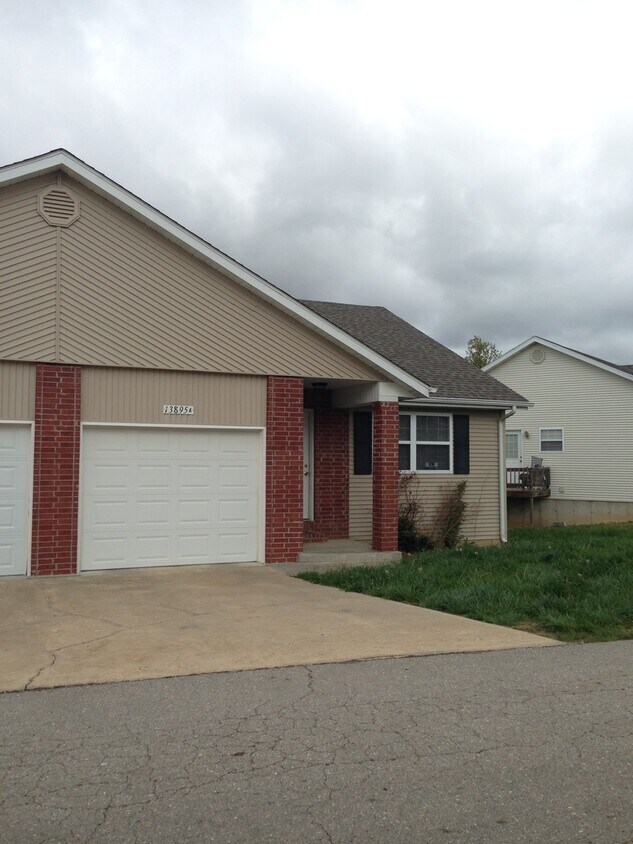 Foto principal - Spacious 3 bedroom, 2 bathroom duplex!