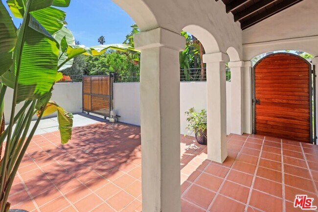 Foto del edificio - 6527 W 5th St
