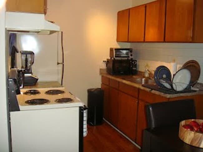 Building Photo - 1800 JPA - 1 Bedroom Garden Unit Available...