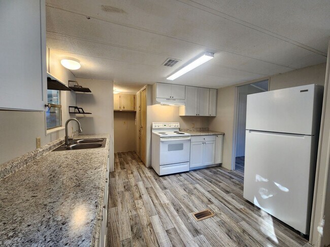 Foto del edificio - 2br - 2 Bed 2 Bath w/ screened porch and FULLY FENCED Backyard!