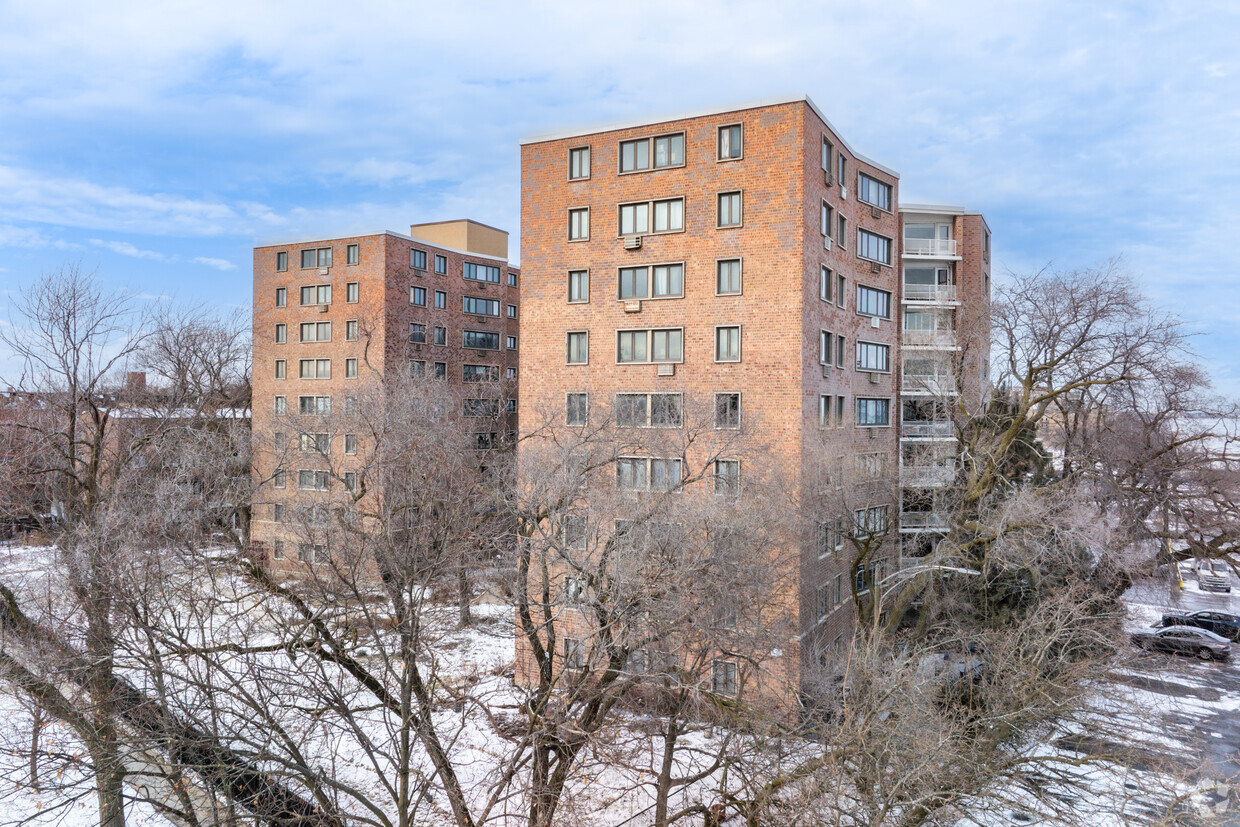 Primary - Lunt-Lake Apartments
