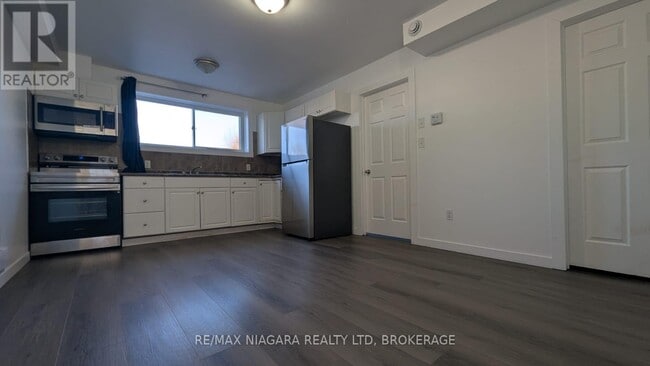 Building Photo - 220 Erie St