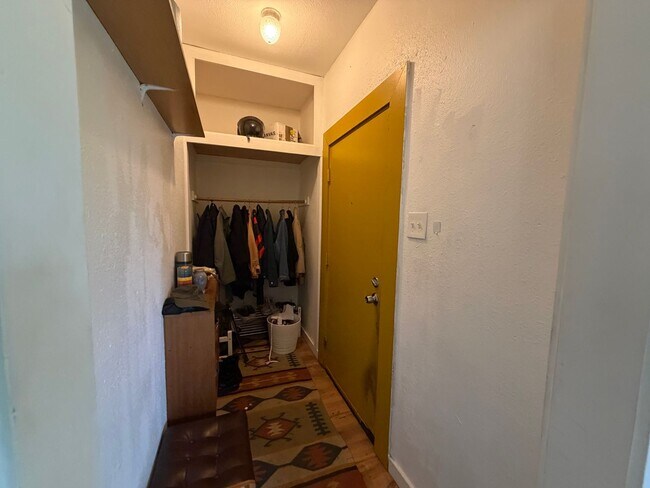 Building Photo - Charming 1,100 Sq Ft 2BR Home in South Park - Prime Seattle Location - Washer/Dryer in Unit!