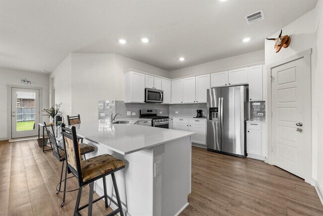 Foto del edificio - 13900 Mcarthur Dr