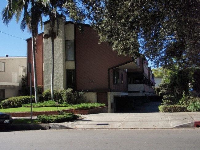 PAVILLION APTS. - 215 S Hudson Ave