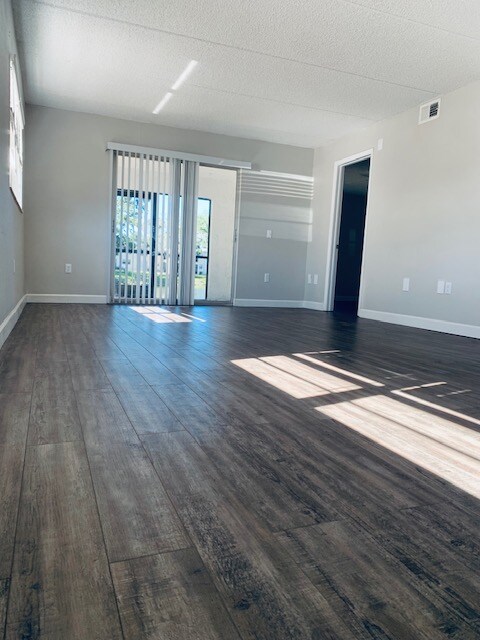 Building Photo - 6525 Deeb St