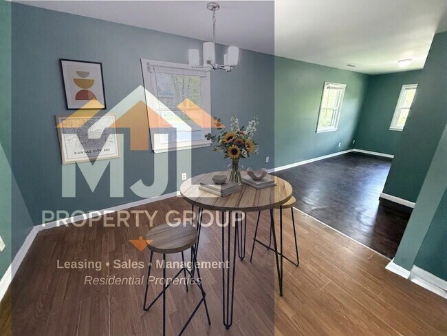 Foto del edificio - Spacious 3 Bedroom / 1 Bath Apartment in Sugar Creek *Ready Now*