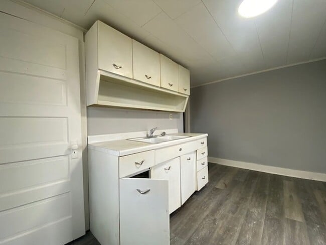 Building Photo - 1606/1608 W High St.