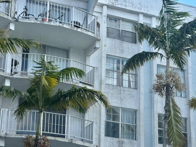 Foto del edificio - 492 NW 165th St