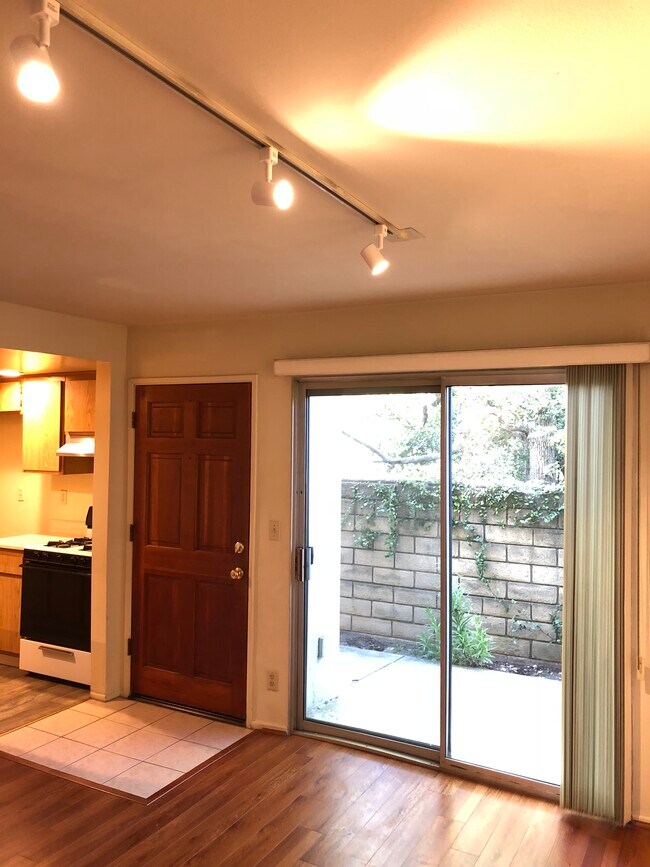 Foto del edificio - 276 E Bellevue Dr