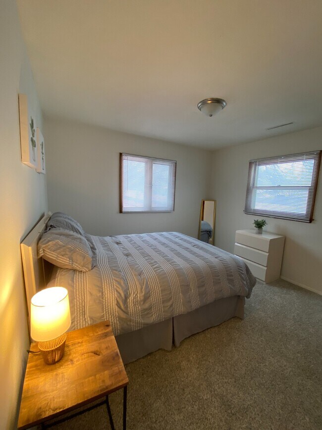 Foto del edificio - 1610 Hillside Drive