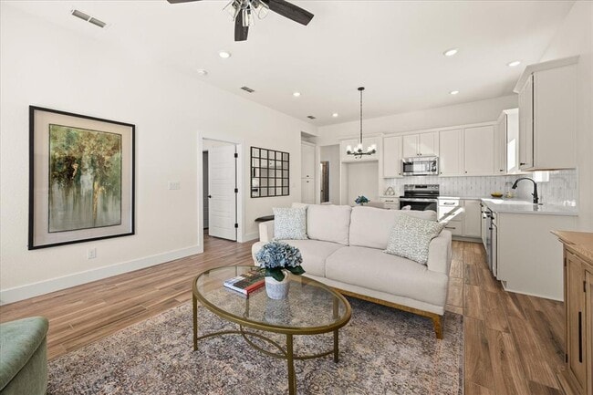 Building Photo - 802 S Creek St