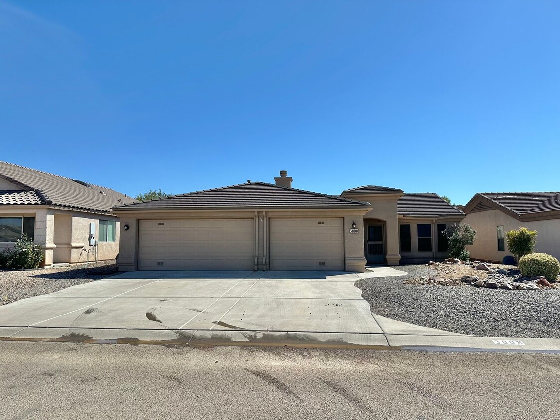 Primary Photo - Beautiful 3 bedroom, 3 garage home in Chap...