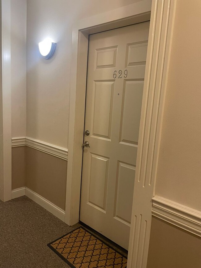 Building Photo - AVAILABLE NOW!!!  Beautiful 2 bedroom, 2 b...