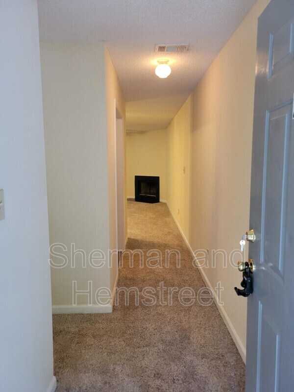 Building Photo - 204 Commons Dr