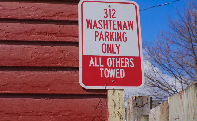 Foto del edificio - Spacious 5-Bedroom Home Near EMU