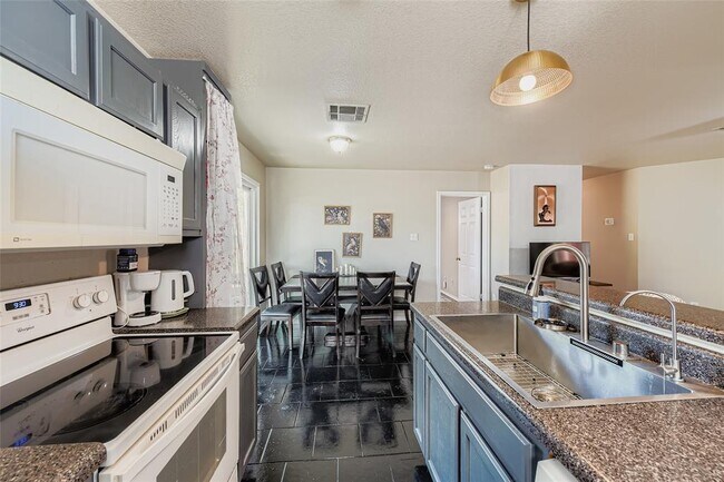 Building Photo - 930 Panorama Dr