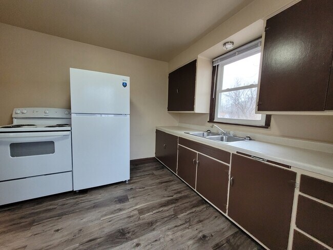 Building Photo - 844 3rd St