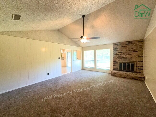 Foto del edificio - Spacious 3-Bed / 2-Bath Home with Large Fenced Backyard in Quiet Benbrook Neighborhood