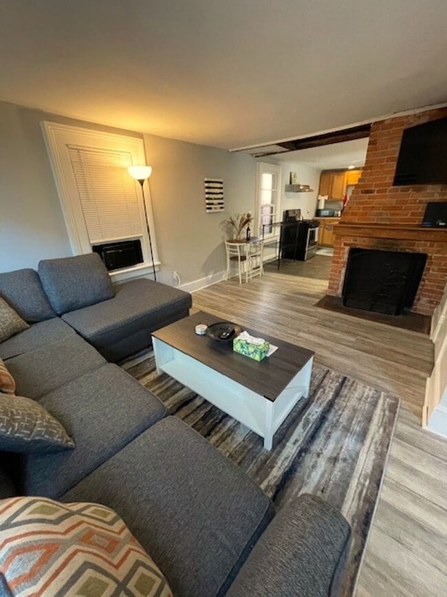 Building Photo - 87 Howe St