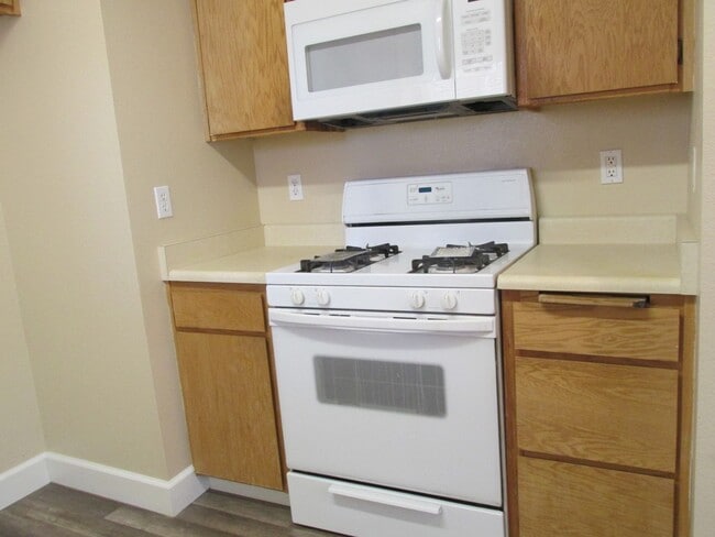 Building Photo - THREE BEDROOM TWO BATH HOME FOR RENT