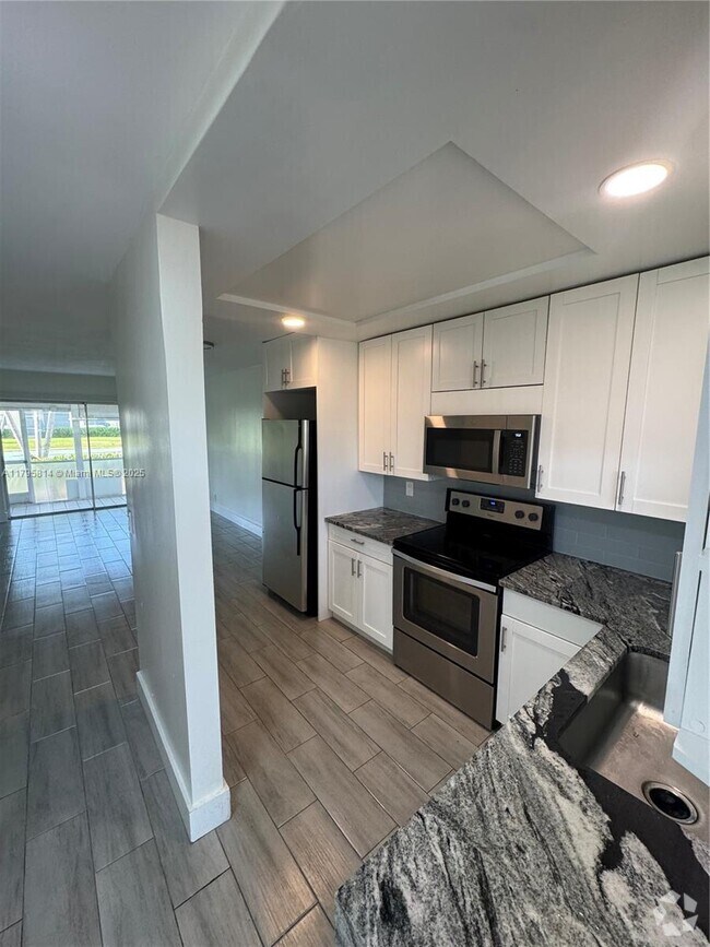 Building Photo - 9851 Sandalfoot Blvd
