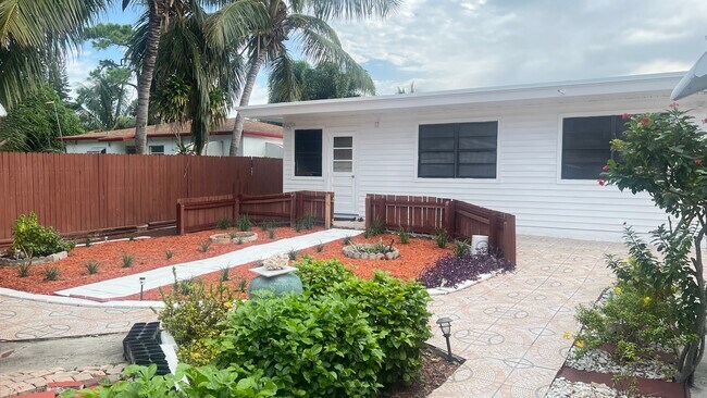 Foto del edificio - 1417 Tropical Dr
