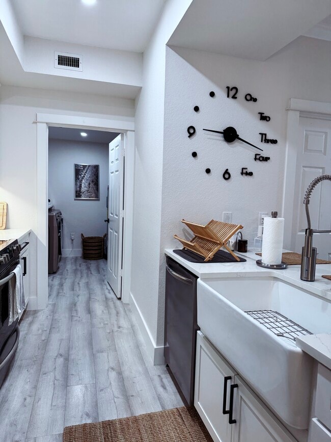 Kitchen - 10075 Gate Pky N