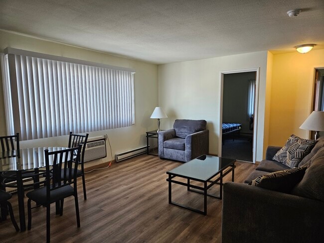 Building Photo - 906 S Locust St