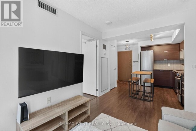 Building Photo - 36 Lisgar St