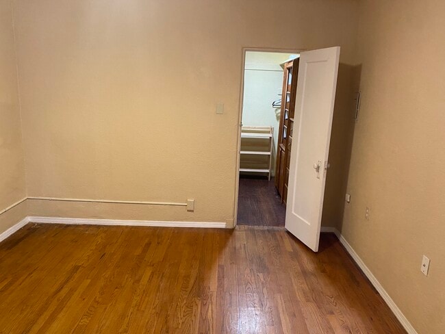 Building Photo - 914 Candelaria Rd NW