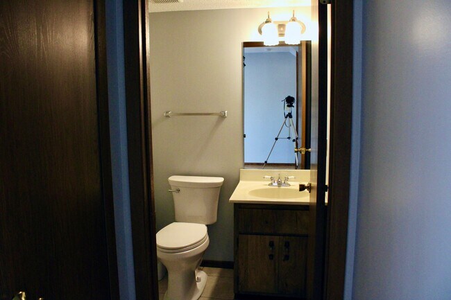 Medio baño en el nivel principal - 10523 Briston Ct