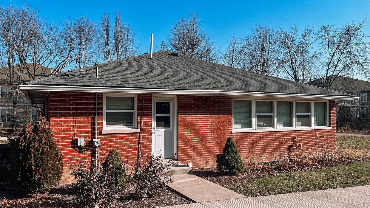 Foto principal - 33W109 Butterfield Rd