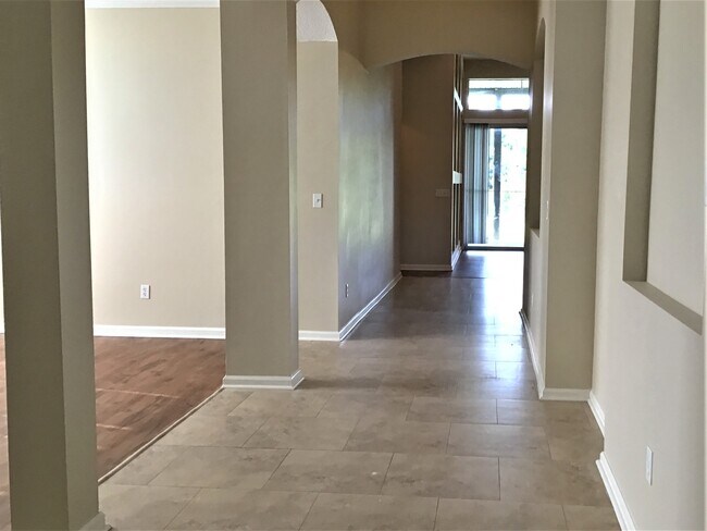 Foto del edificio - 404 Bayridge Ct