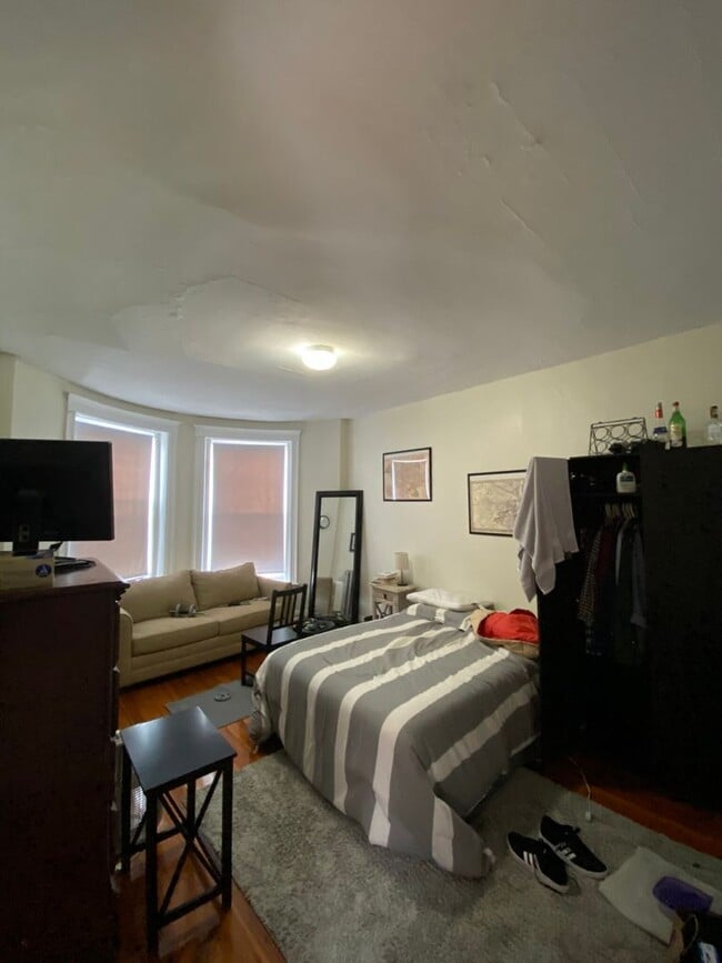 Building Photo - Charming 3 Bedroom Plus Office-No Broker Fee