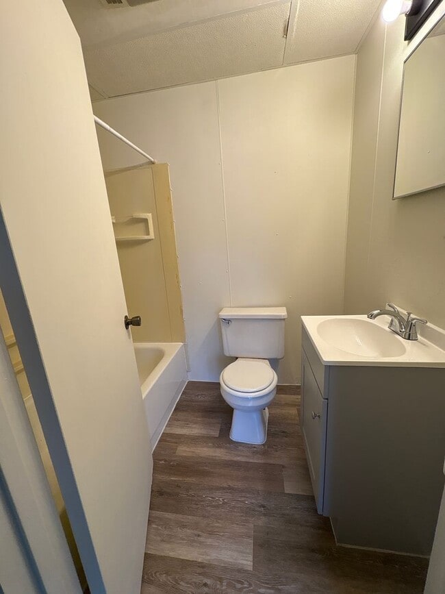 Building Photo - 3rd Floor Spacious 1 Bedroom, Fire Escape ...