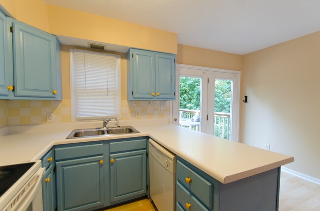 Foto del edificio - 4 bedroom, 2.5 bath: Available August 2026!
