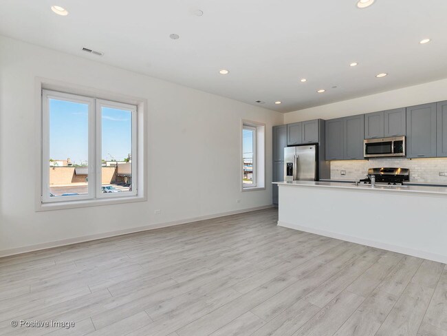 Foto del edificio - 7353 W Grand Ave