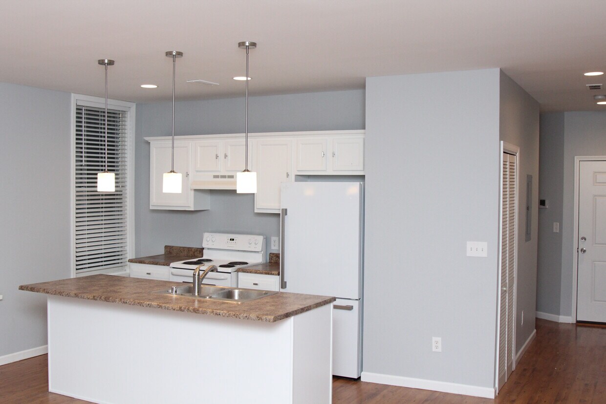Foto principal - 237 W 8th St