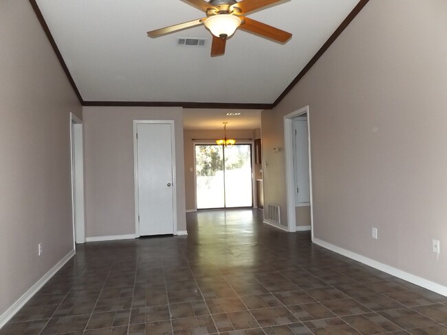 Foto del edificio - Spacious 2/1.5 Duplex in Bellview with Gar...