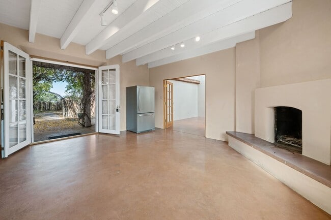 Foto del edificio - Rustic Loft-Style Home in Arroyo Hondo
