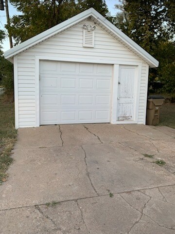 Detached Garage - 315 E Taylor St