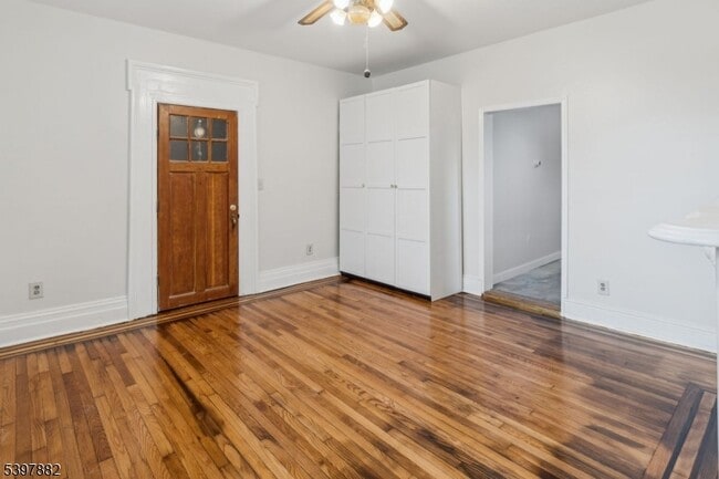 Foto del edificio - 310 Paterson Plank Rd