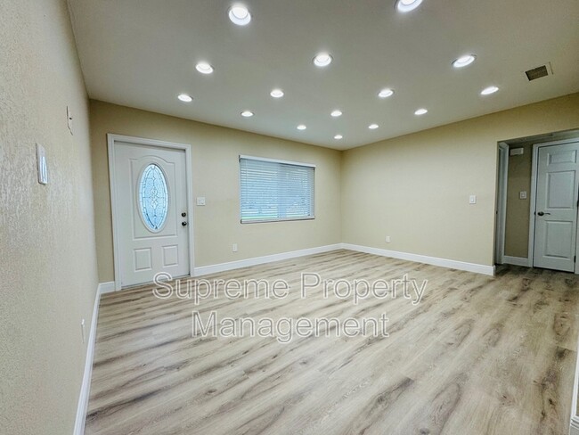 Foto del edificio - 3895 Maple St NE